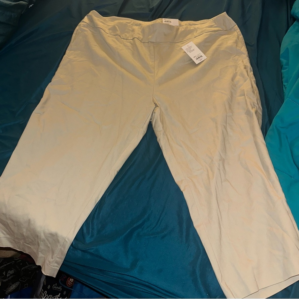 22W Croft & Barrow Effortless Stretch Capri Pants  in color “Stonewall”